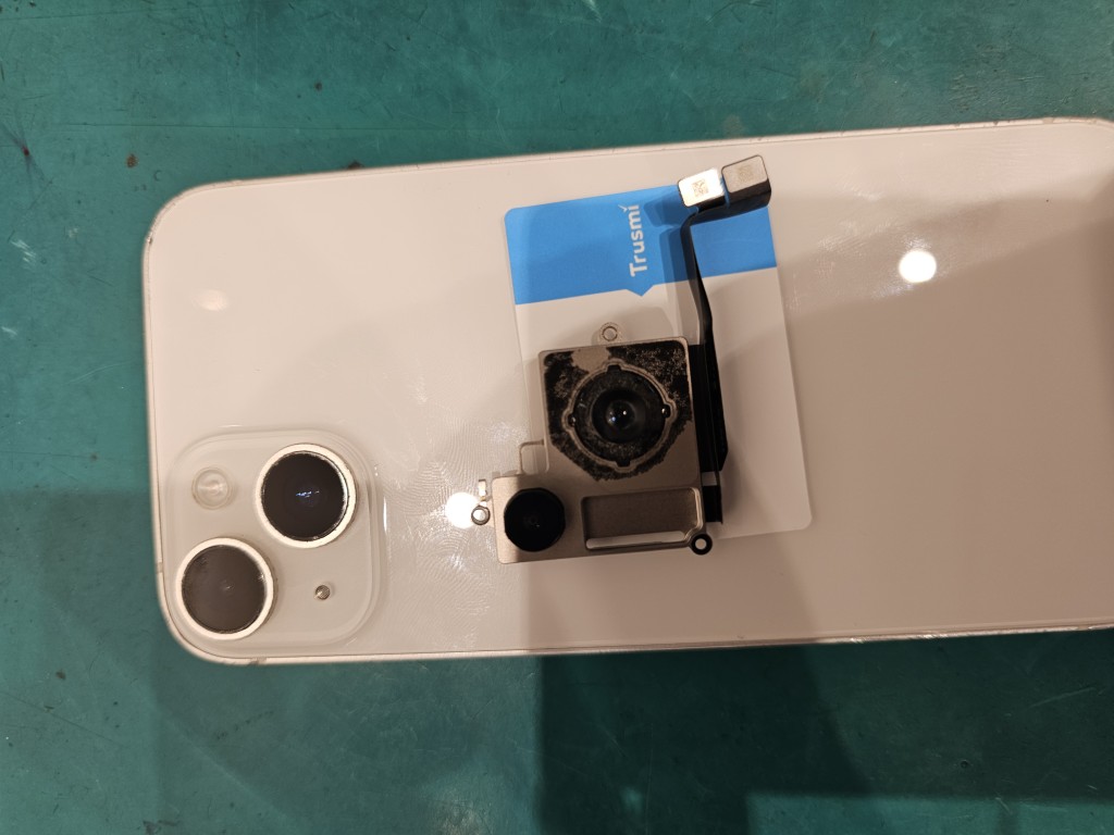 レンズ割れとピントが合わなくなってしまったiPhone14を即日修理致しました！【スマホ修理工房北千住マルイ店】